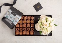 Assorted chocolate-black tin box with flower