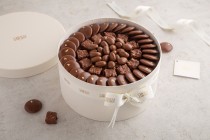 medium round chocolate offwhite box